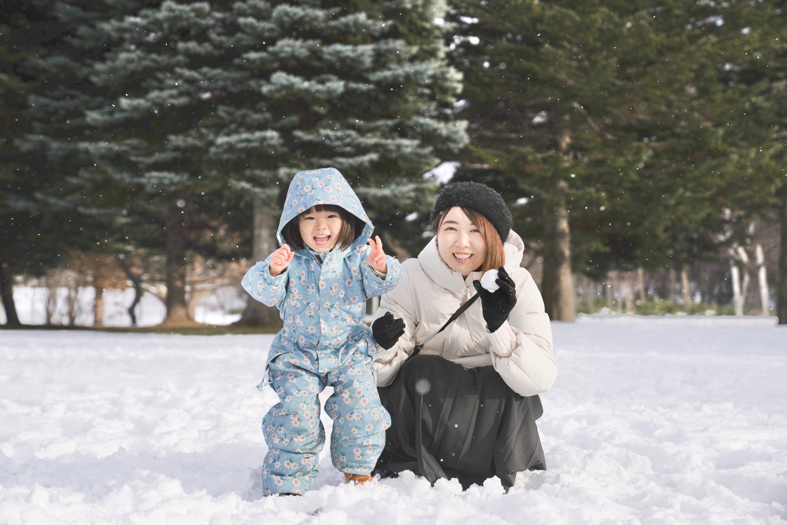 雪遊びするママと女の子